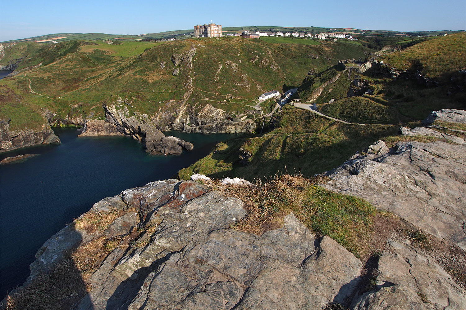 P0056180-2016-suedengland-tintagel-south-west-coast Blick von der Insel auf Tintagel . Cornwall . Südengland (Foto: Andreas Kuhrt)