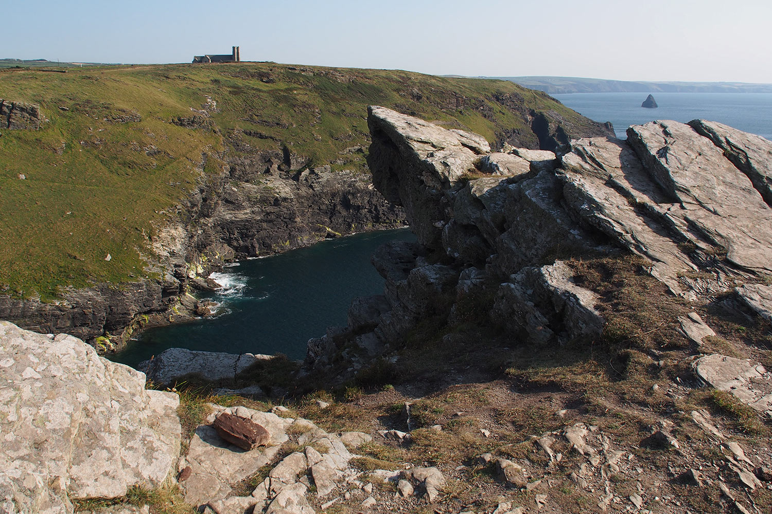 P0056216-2016-suedengland-tintagel-south-west-coast-kirche-st-materiana Blick von Tintagel Island zur Normannischen Kirche St. Materiana . Cornwall . Südengland (Foto: Andreas Kuhrt)