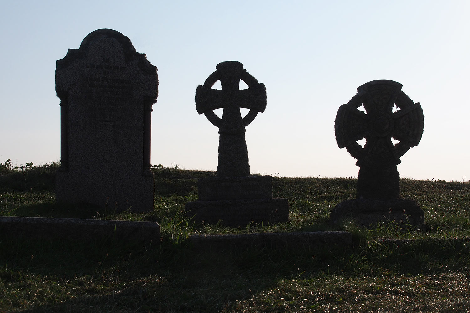 P0056273-2016-suedengland-tintagel-normannische-kirche-st-materiana-grabkreuze Grabsteine an der Normannischen Kirche St. Materiana bei Tintagel . Cornwall . Südengland (Foto: Andreas Kuhrt)