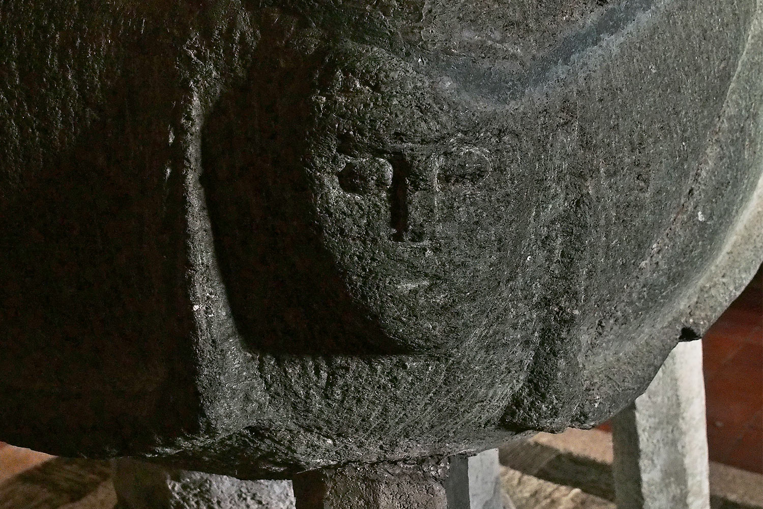 P0056279-2016-suedengland-tintagel-normannische-kirche-st-materiana-taufbecken Taufbecken in der Normannischen Kirche St. Materiana bei Tintagel . Cornwall . Südengland (Foto: Andreas Kuhrt)