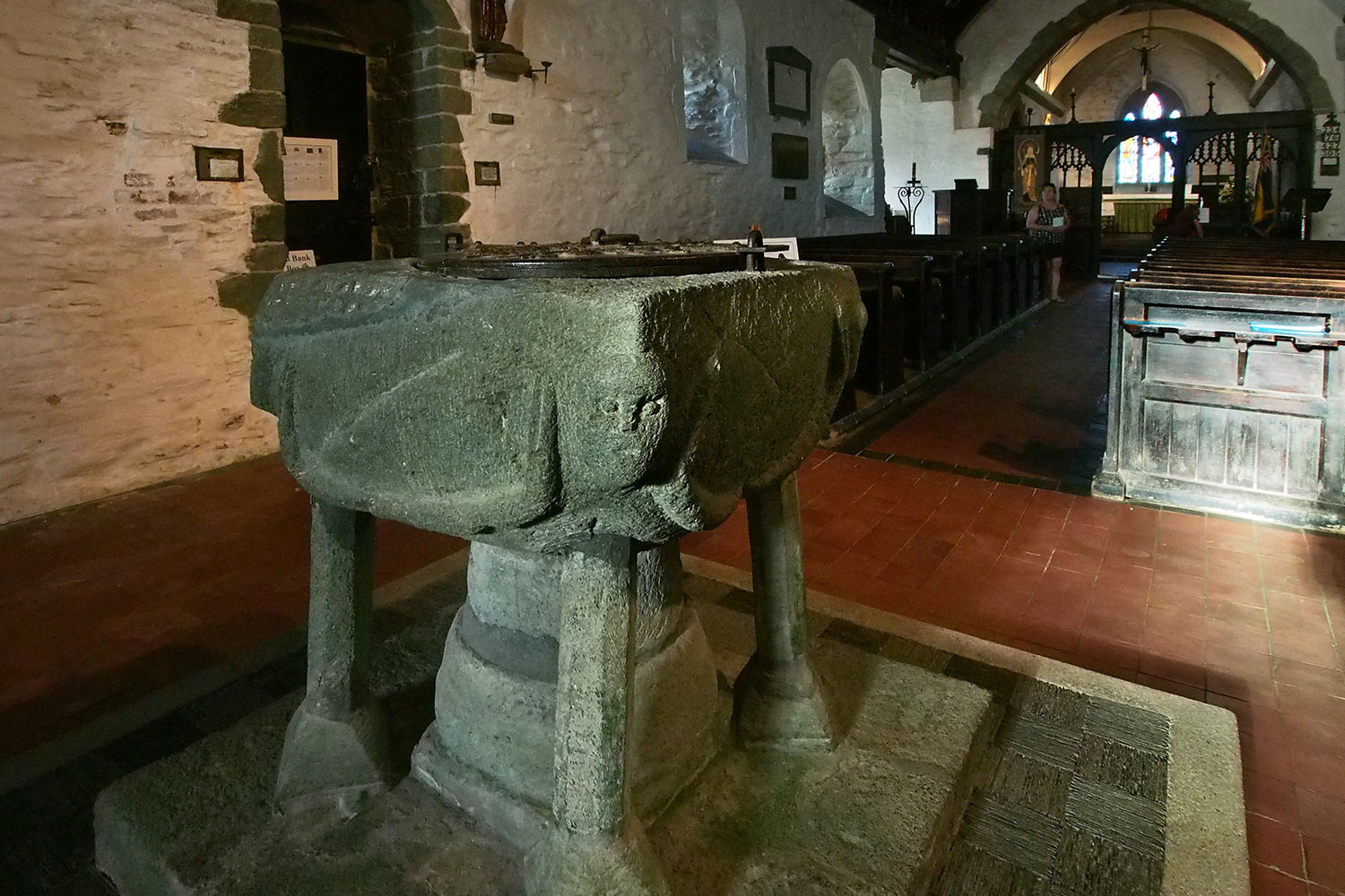 P0056291-2016-suedengland-tintagel-normannische-kirche-st-materiana-taufbecken Taufbecken in der Normannischen Kirche St. Materiana bei Tintagel . Cornwall . Südengland (Foto: Andreas Kuhrt)