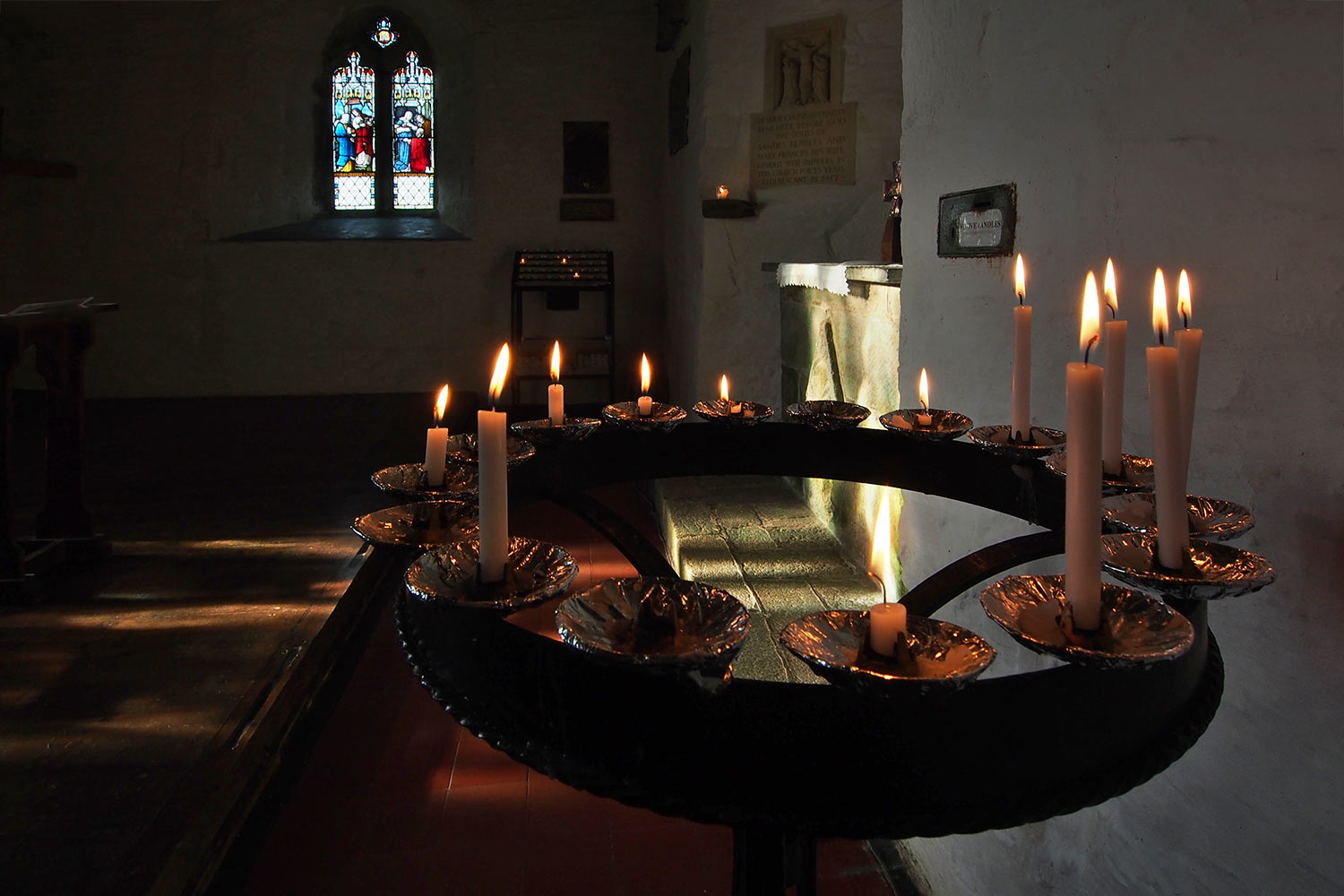 P0056293-2016-suedengland-tintagel-normannische-kirche-st-materiana-kerzenstaender Kerzenständer in der Normannischen Kirche St. Materiana bei Tintagel . Cornwall . Südengland (Foto: Andreas Kuhrt)