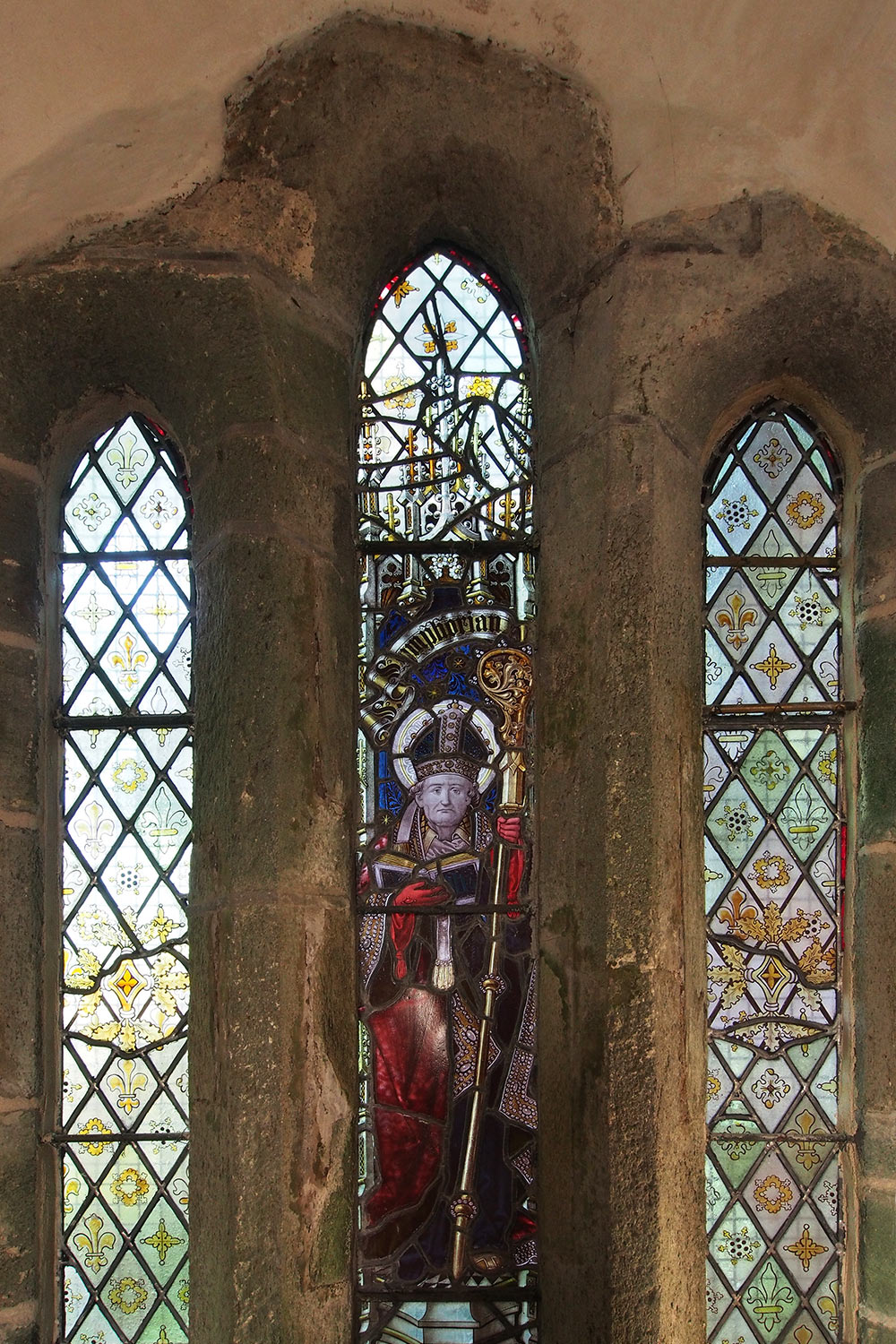 P0056302-2016-suedengland-tintagel-normannische-kirche-st-materiana-fenster Kirchenfenster in der Normannischen Kirche St. Materiana bei Tintagel . Cornwall . Südengland (Foto: Andreas Kuhrt)