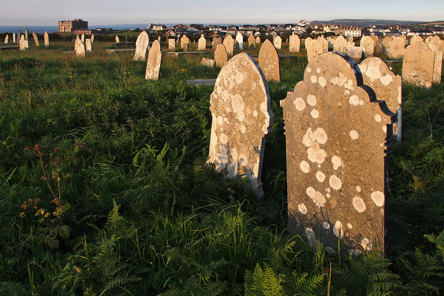 P0056336-2016-suedengland-tintagel-normannische-kirche-st-materiana-friedhof Friedhof an der Normannischen Kirche St. Materiana bei Tintagel . Cornwall . Südengland (Foto: Andreas Kuhrt)