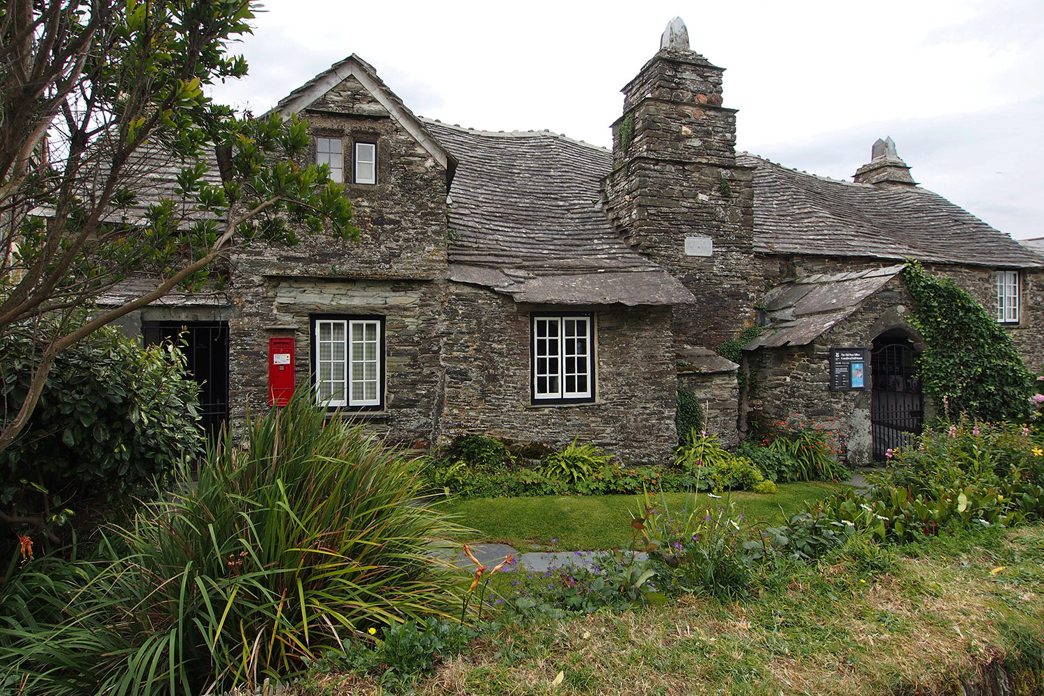 P0056375-2016-suedengland-tintagel-old-post-office The Old Post Office in Tintagel . Cornwall . Südengland (Foto: Andreas Kuhrt)