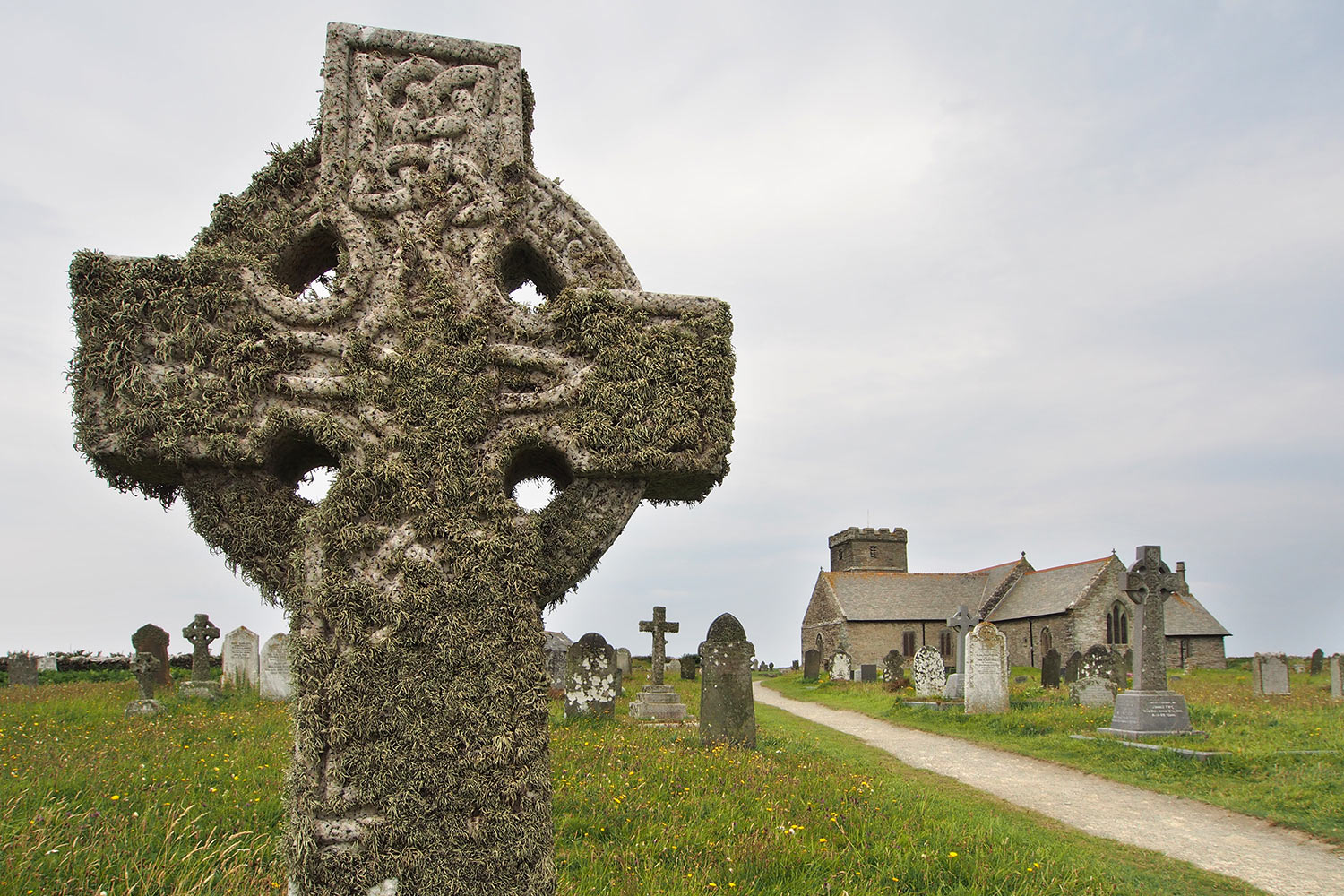 P0056405-2016-suedengland-tintagel-normannische-kirche-st-materiana Friedhof an der Normannischen Kirche St. Materiana bei Tintagel . Cornwall . Südengland (Foto: Andreas Kuhrt)