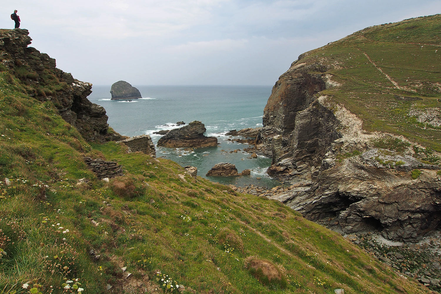 P0056620-2016-suedengland-cornwall-sw-coast-path-gull-rock Taleinschnitt mit Ruinen am South West Coast Path bei Trebarwith . Cornwall . Südengland (Foto: Andreas Kuhrt)
