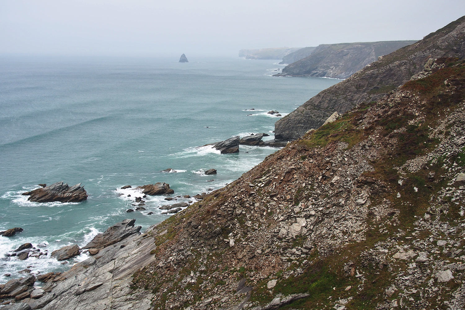P0056643-2016-suedengland-cornwall-sw-coast-path-bei-port-isaac Atlantikküste bei Treligga, Blick zum Gull Rock . Cornwall . Südengland (Foto: Andreas Kuhrt)