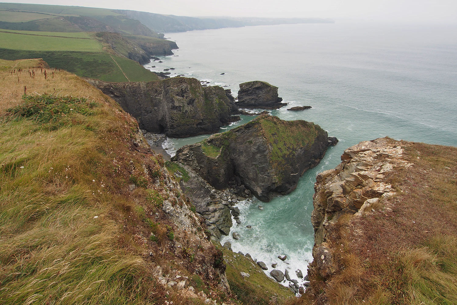 P0056650-2016-suedengland-cornwall-sw-coast-path-bei-saint-teath Küstenerosion am South West Coast Path bei Higher Hendra . Cornwall . Südengland (Foto: Andreas Kuhrt)