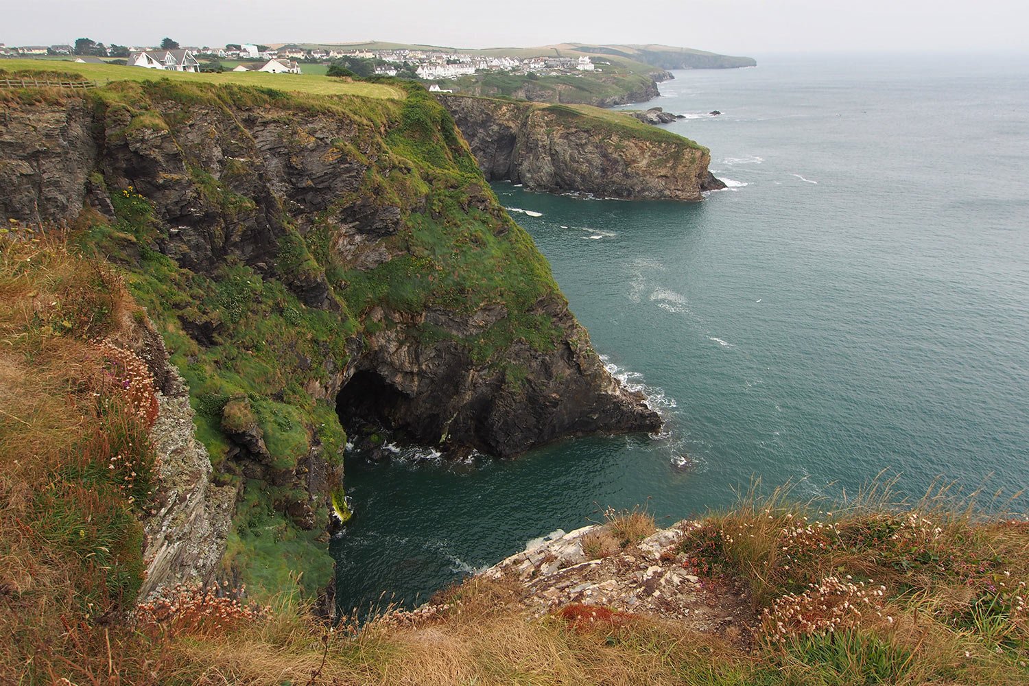 P0056659-2016-suedengland-cornwall-sw-coast-path-bei-port-isaac Am South West Coast Path bei Port Gaverne, Blick nach Port Isaac . Cornwall . Südengland (Foto: Andreas Kuhrt)
