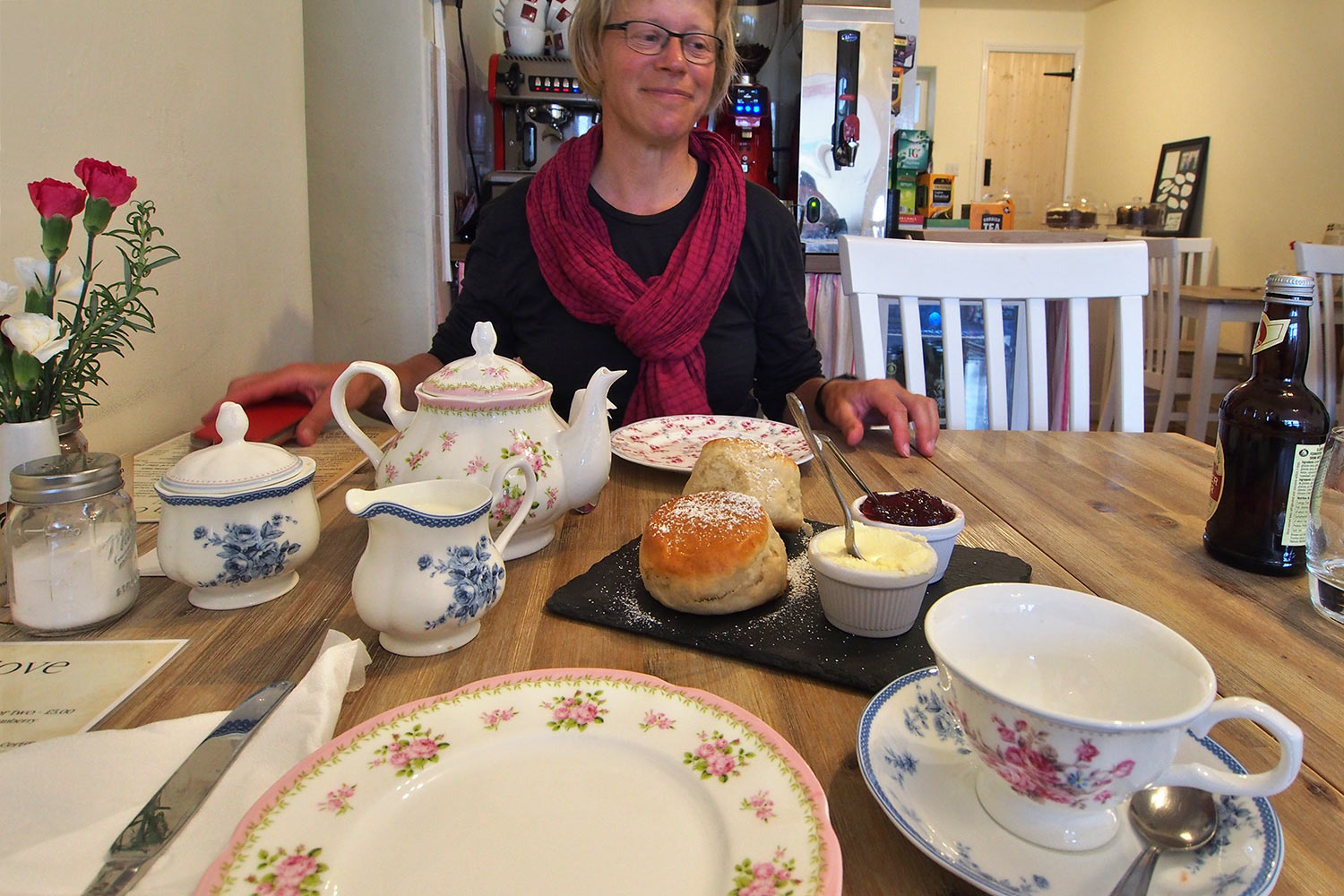 P0056668-2016-suedengland-cornwall-port-isaac-tearoom-the-cornish-cove Cream Tea im "The Cornish Cove" . Port Isaac . Cornwall . Südengland (Foto: Andreas Kuhrt)