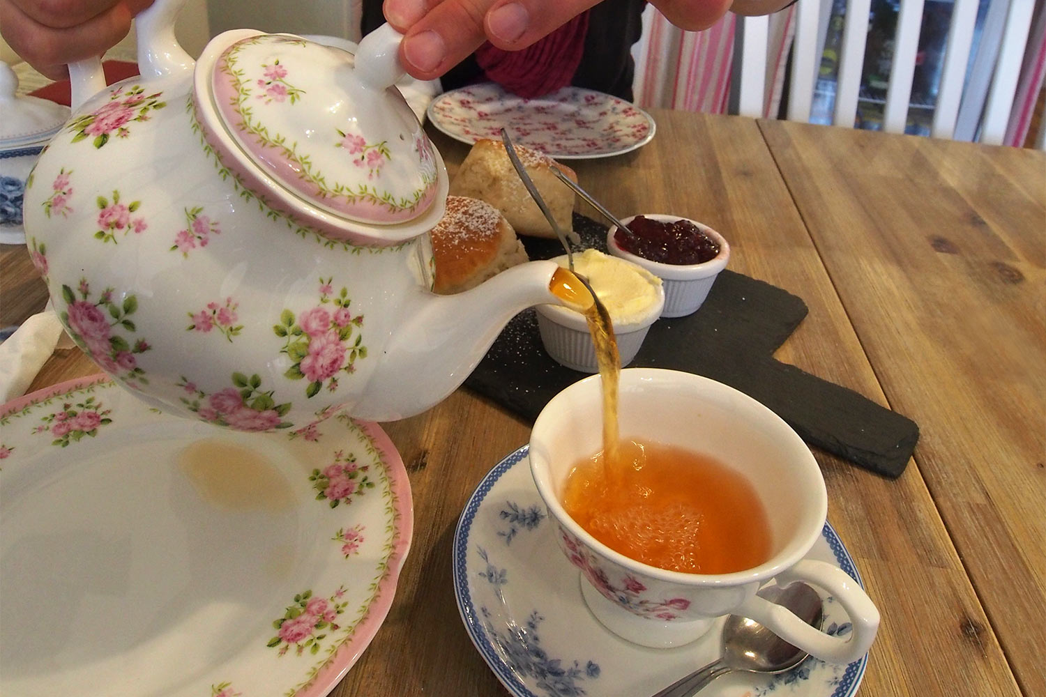P0056669-2016-suedengland-cornwall-port-isaac-tearoom-the-cornish-cove Cream Tea im "The Cornish Cove" . Port Isaac . Cornwall . Südengland (Foto: Andreas Kuhrt)