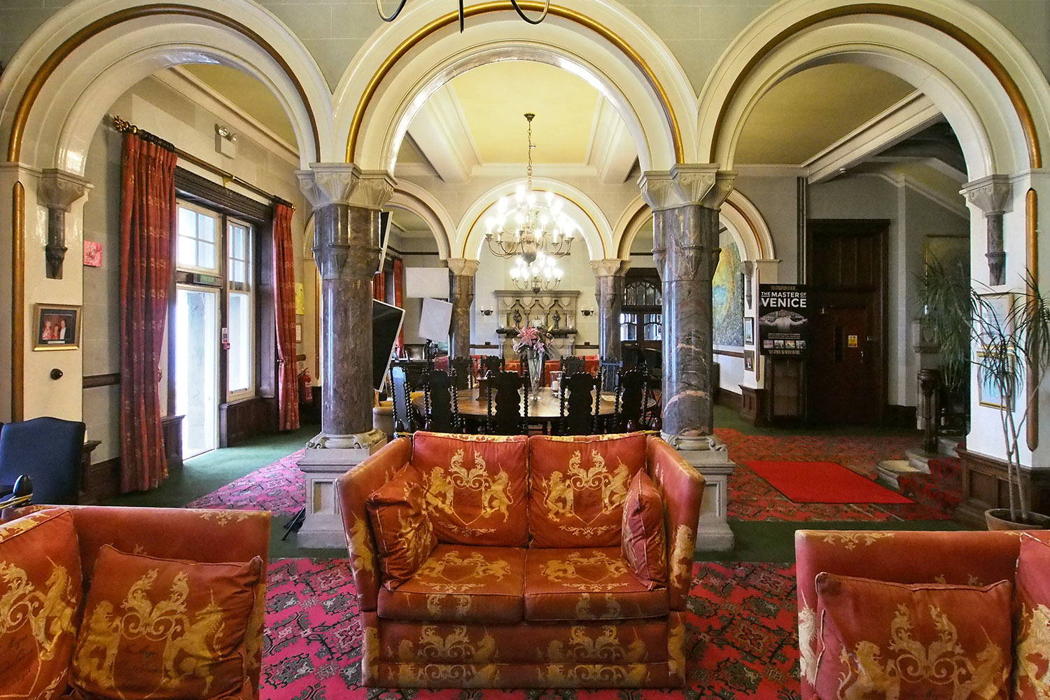 P0056682-2016-suedengland-cornwall-tintagel-camelot-castle-hotel-lobby Lobby im "Camelot Castle Hotel" in Tintagel . Cornwall . Südengland (Foto: Andreas Kuhrt)