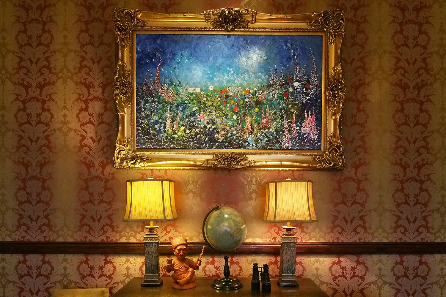 P0056685-2016-suedengland-cornwall-tintagel-camelot-castle-hotel-cafe-deko Dekoration in der Bar im "Camelot Castle Hotel" in Tintagel . Cornwall . Südengland (Foto: Andreas Kuhrt)