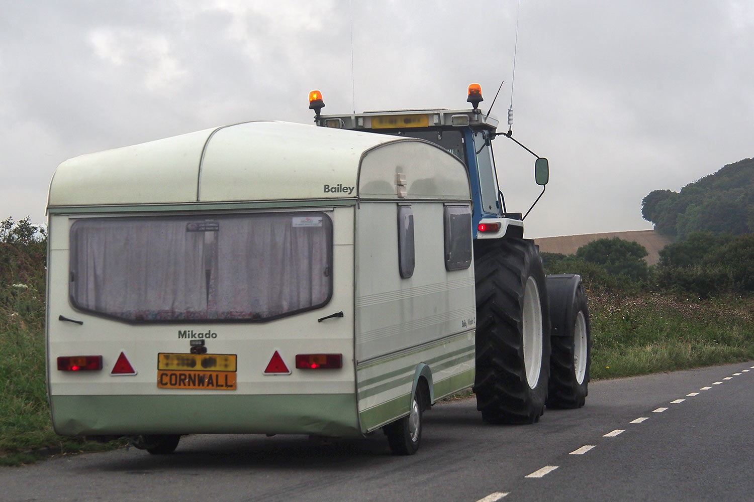 P0056714-2016-suedengland-cornwall-traktor-wohnwagen-a39 Wohnwagen-Gespann auf der A39 . Cornwall . Südengland (Foto: Andreas Kuhrt)
