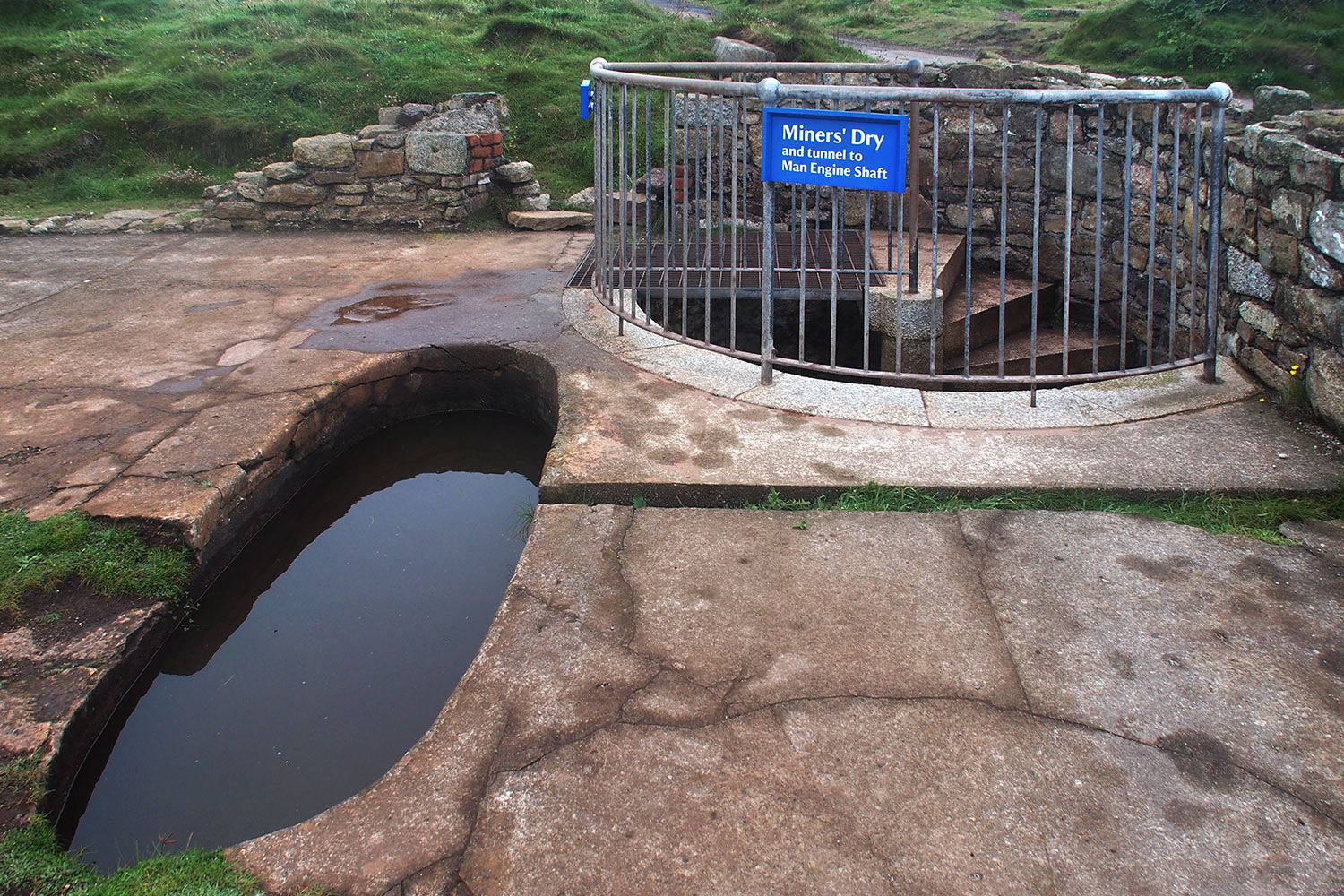 P0056738-2016-suedengland-cornwall-tin-coast-levant-mine-kaue-schachteingang Zugang zum Man Shaft . Levant Mine . Tin Coast . Cornwall . Südengland (Foto: Andreas Kuhrt)