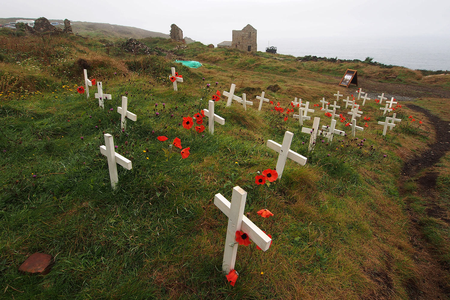 P0056763-2016-suedengland-cornwall-tin-coast-levant-mine-gedenkfriedhof-gefallene-soldaten Soldaten-Gedenkstätte an der Levant Mine . Tin Coast . Cornwall . Südengland (Foto: Andreas Kuhrt)