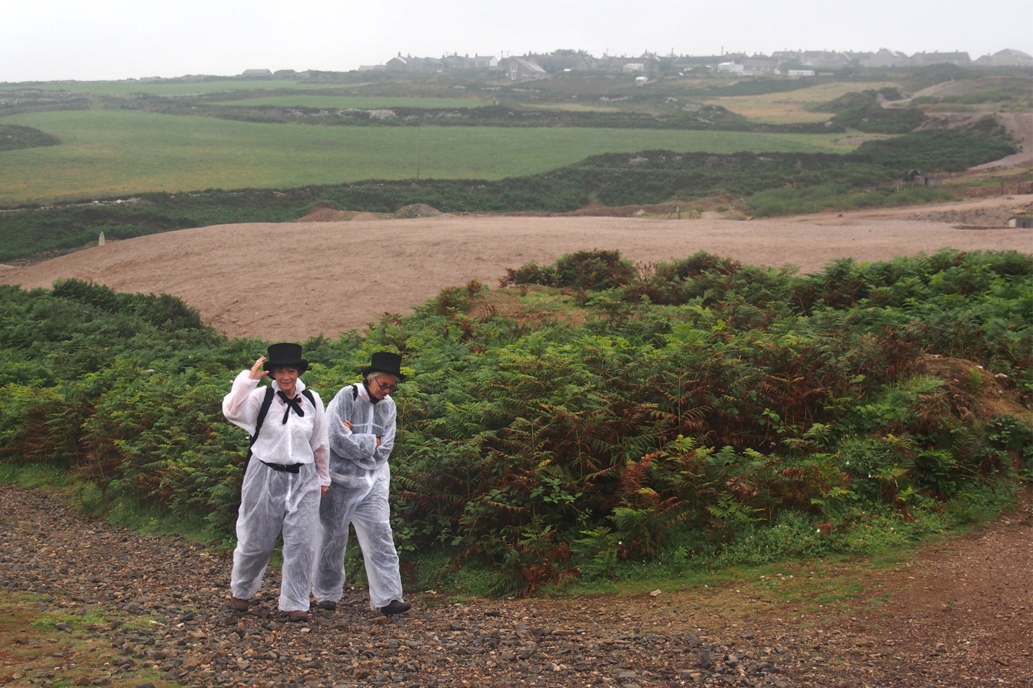 P0056779-2016-suedengland-cornwall-tin-coast-levant-mine-gaestefuehrer Gästeführerinnen der Levant Mine . Tin Coast . Cornwall . Südengland (Foto: Andreas Kuhrt)