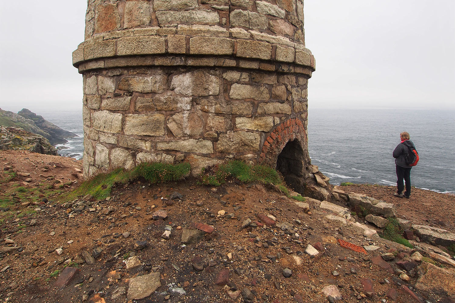 P0056788-2016-suedengland-cornwall-tin-coast-levant-mine-schornstein Kalziumbrenner . Levant Mine . Tin Coast . Cornwall . Südengland (Foto: Andreas Kuhrt)