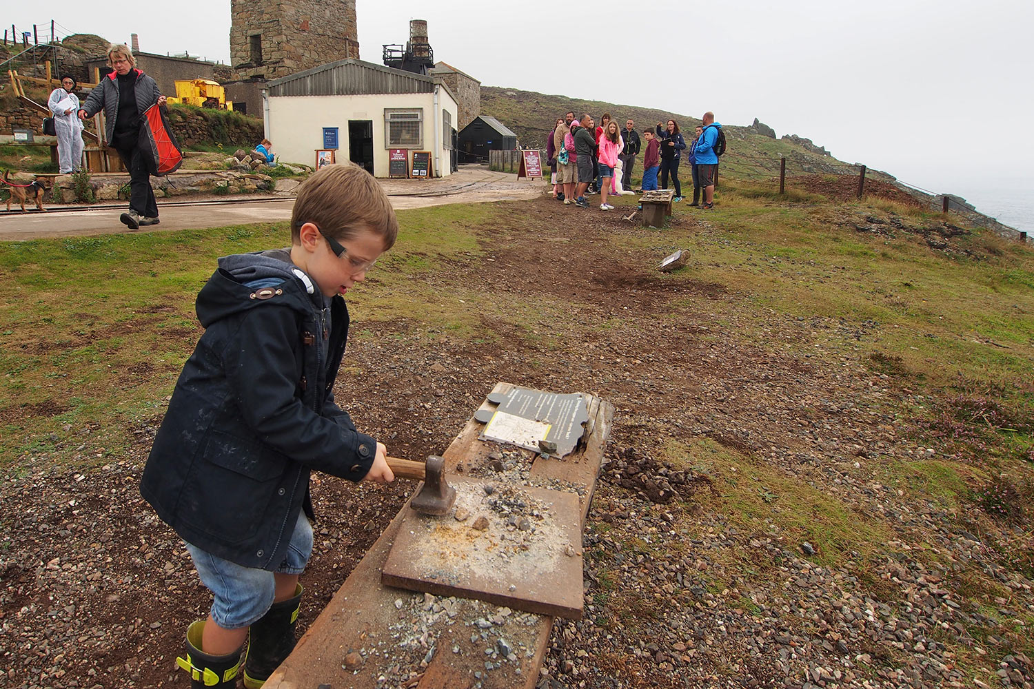 P0056796-2016-suedengland-cornwall-tin-coast-levant-mine-steinklopfer Steinklopfer an der Levant Mine . Tin Coast . Cornwall . Südengland (Foto: Andreas Kuhrt)