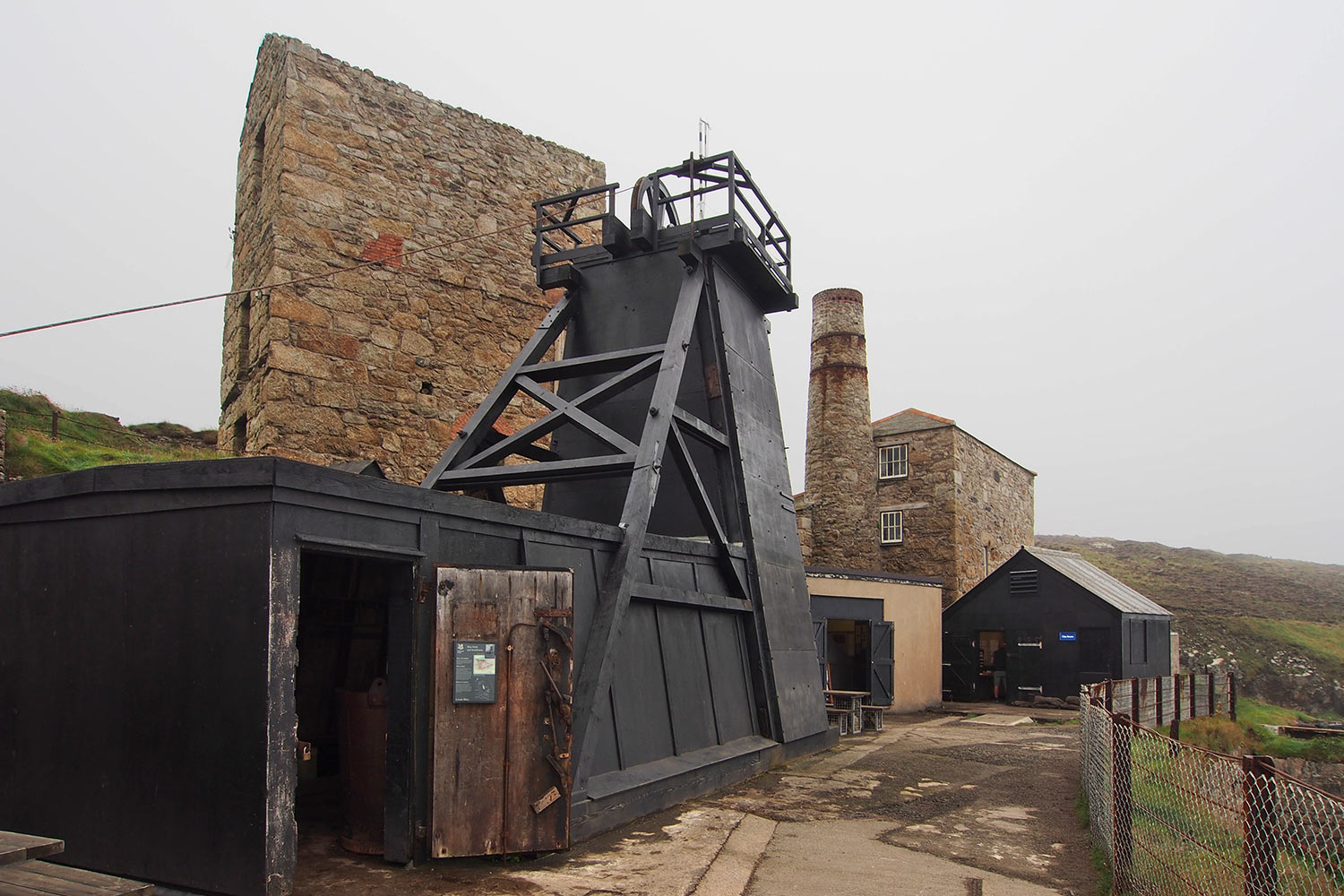 P0056799-2016-suedengland-cornwall-tin-coast-levant-mine-foerderturm Förderturm der Levant Mine . Tin Coast . Cornwall . Südengland (Foto: Andreas Kuhrt)