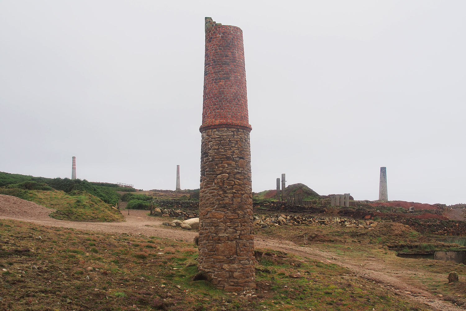 P0056859-2016-suedengland-cornwall-tin-coast-geevor-mine-schornsteine Schornsteine . Geevor Mine . Tin Coast . Cornwall . Südengland (Foto: Andreas Kuhrt)