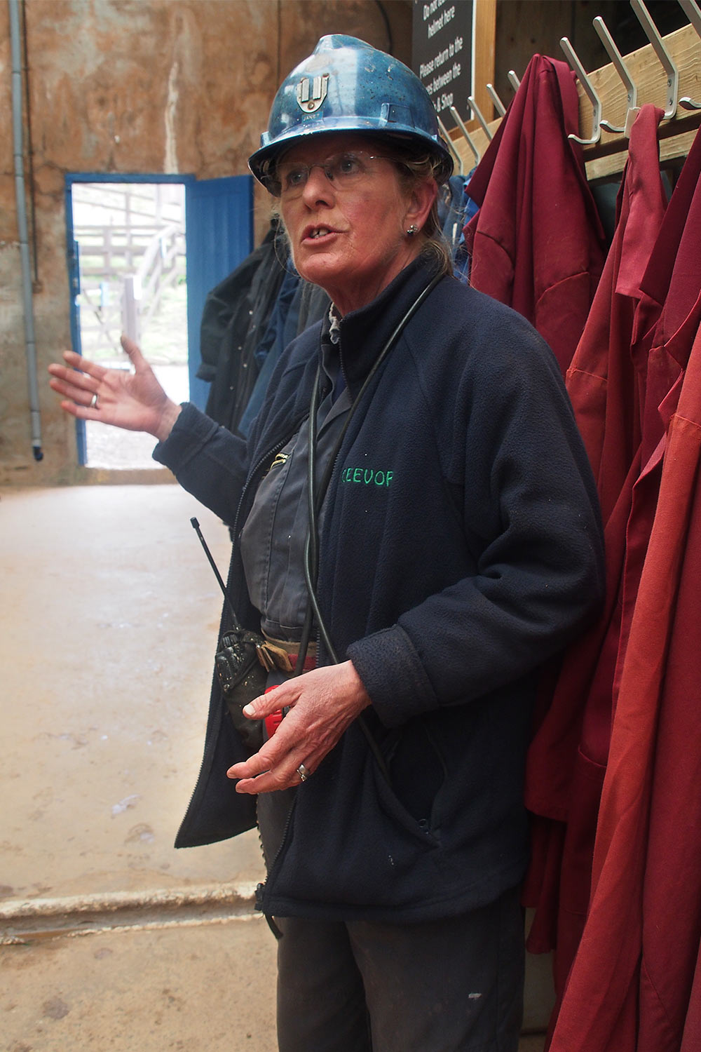 P0056868-2016-suedengland-cornwall-tin-coast-geevor-mine-gaestefuehrerin-janet Gästeführerin Janet in der Geevor Mine . Tin Coast . Cornwall . Südengland (Foto: Andreas Kuhrt)
