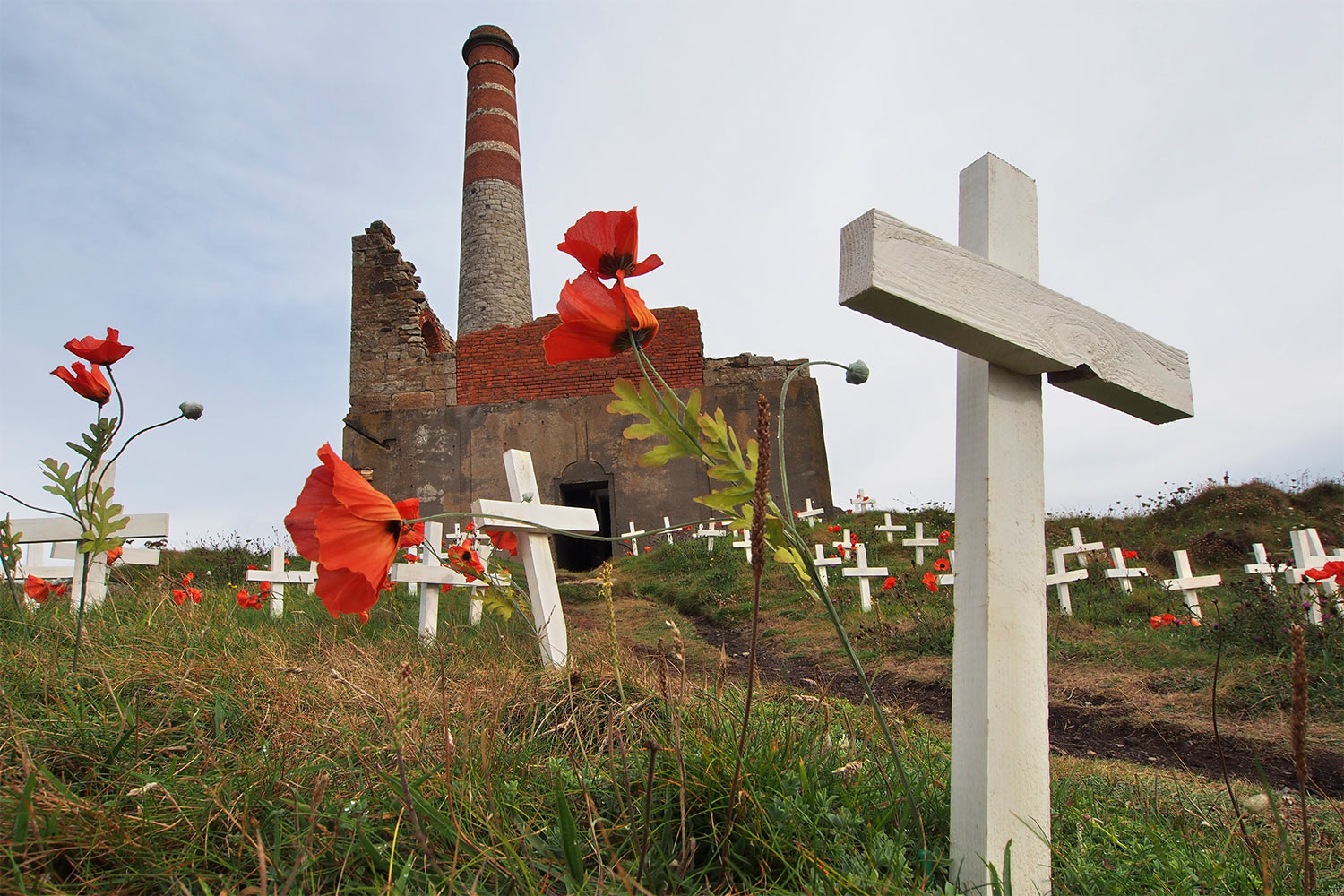 P0056925-2016-suedengland-cornwall-tin-coast-levant-mine-generatorhaus-gedenkfriedhof-gefallene-soldaten Soldaten-Gedenkstätte am Generatorhaus der Levant Mine . Tin Coast . Cornwall . Südengland (Foto: Andreas Kuhrt)