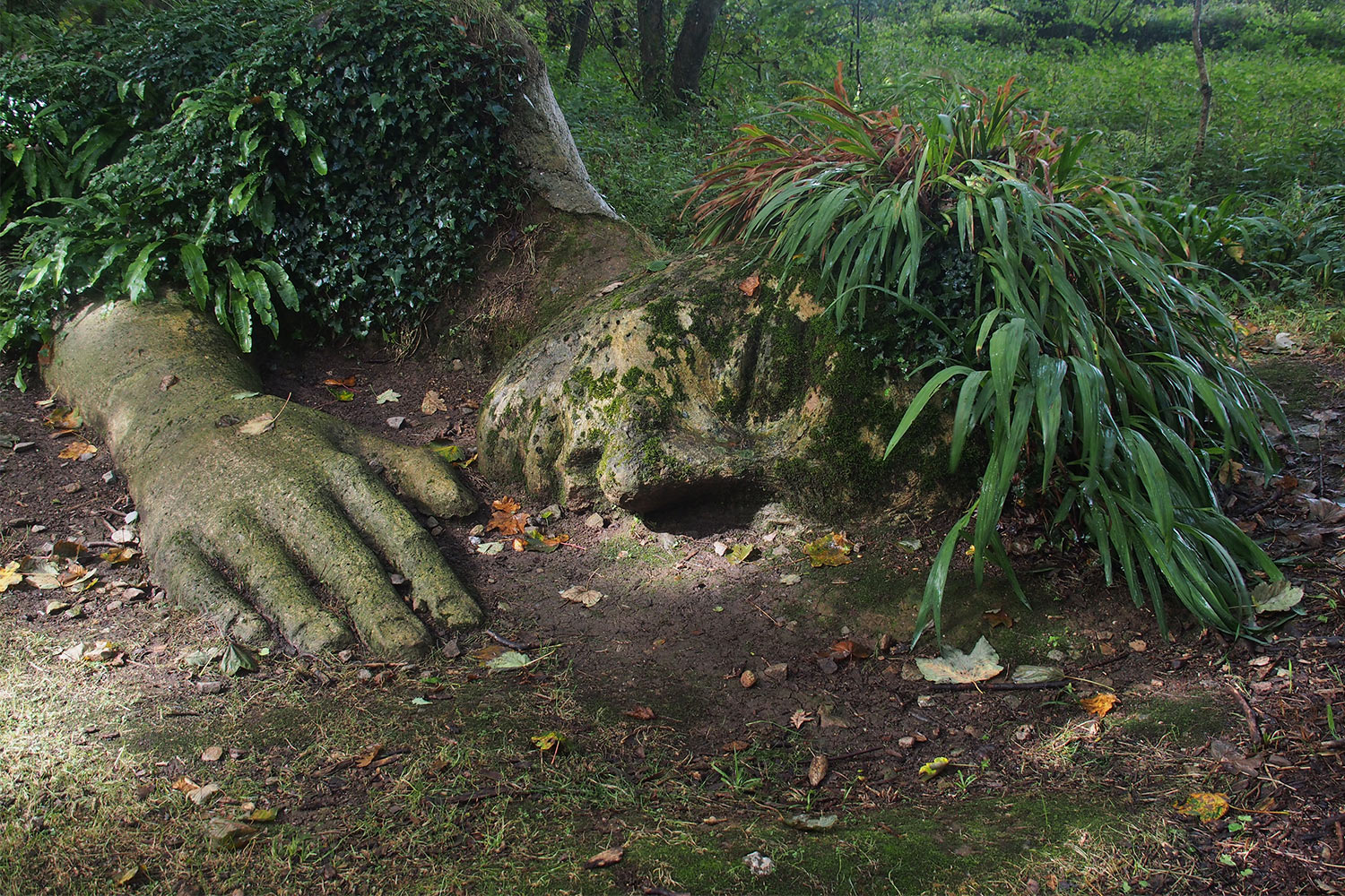 Pflanzskulptur "The Mud Maid" von Susan Hill in "Lost Gardens of Heligan" . Cornwall . Südengland (Foto: Andreas Kuhrt)