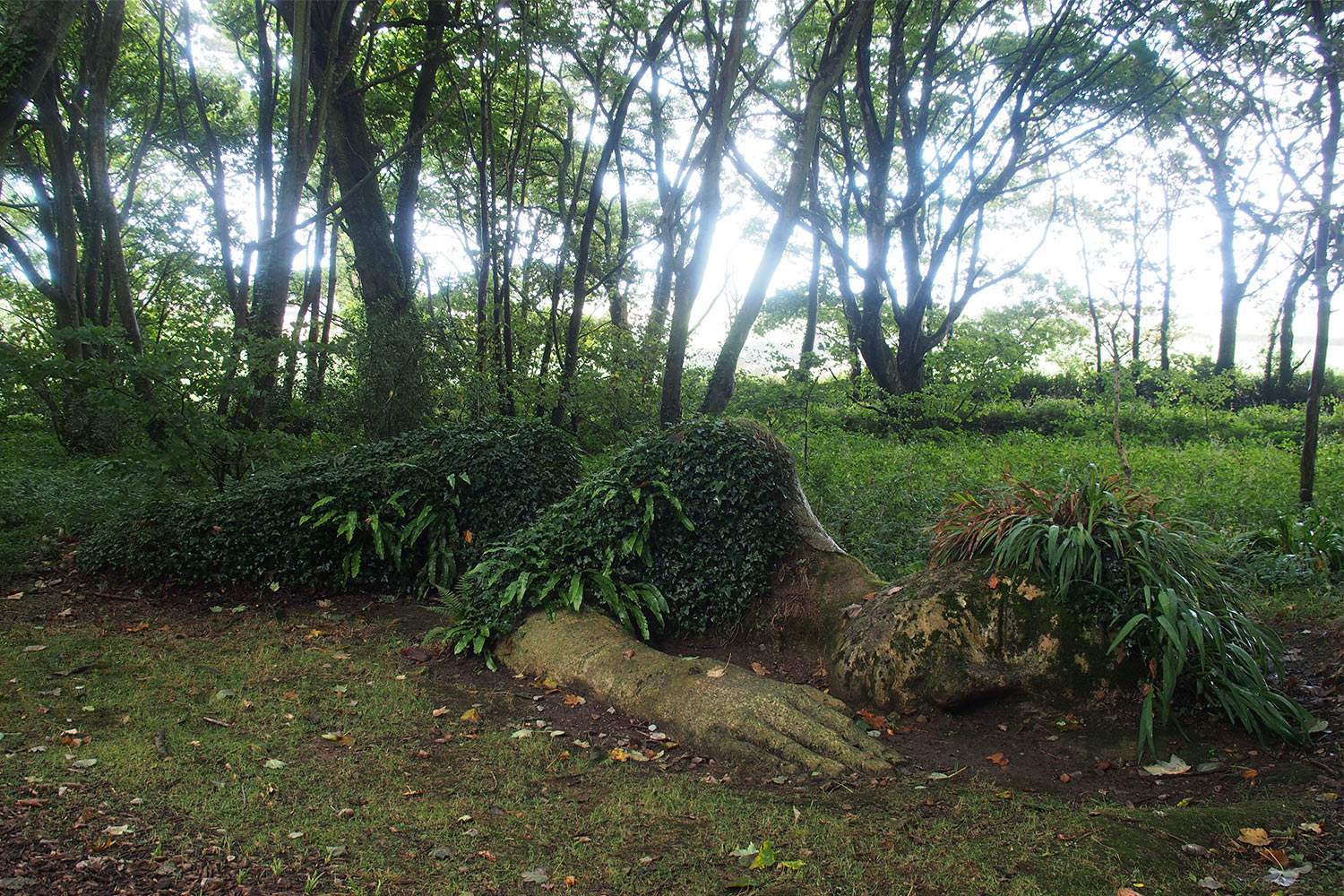 Pflanzskulptur "The Mud Maid" von Susan Hill in "Lost Gardens of Heligan" . Cornwall . Südengland (Foto: Andreas Kuhrt)