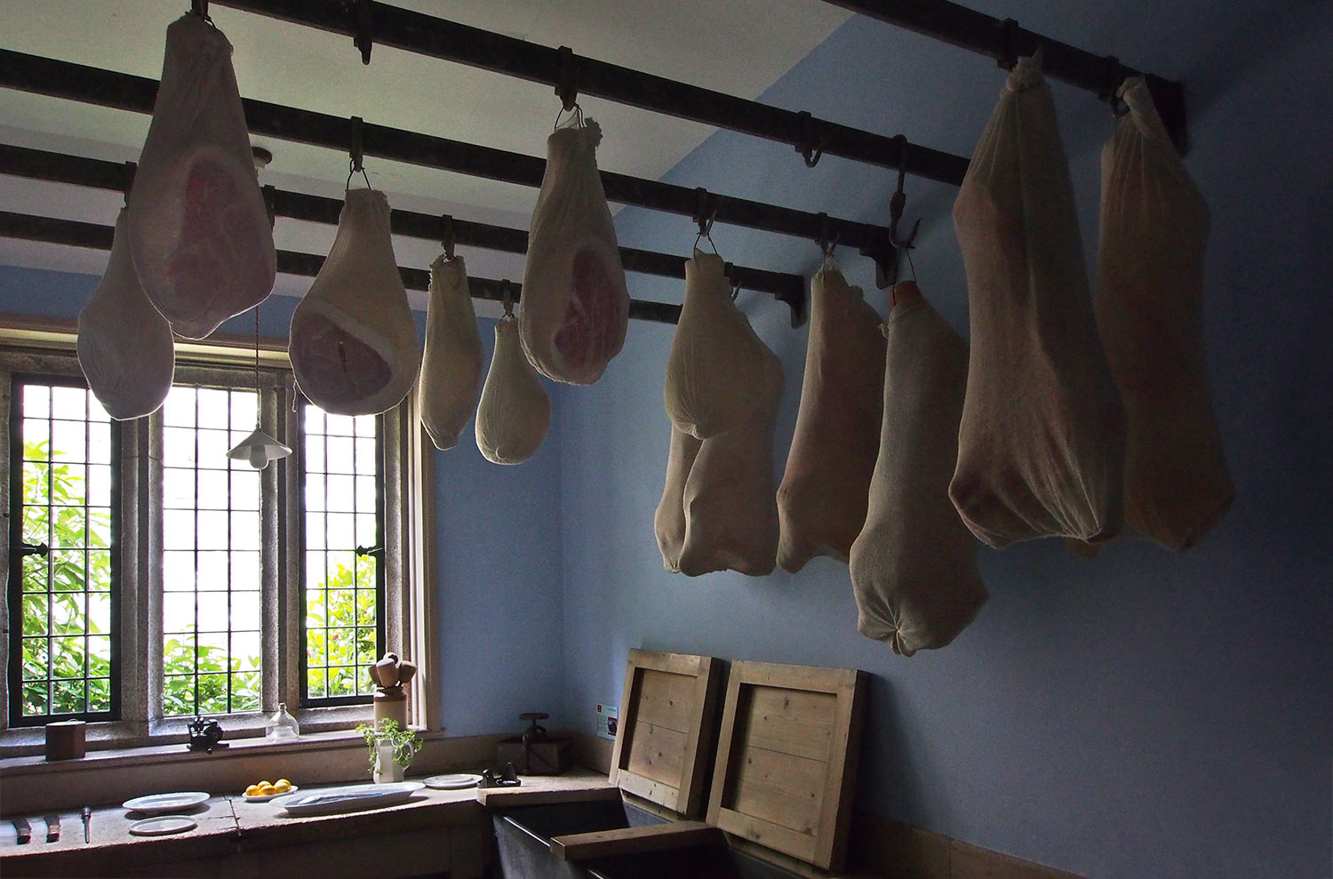 Schinken in der Vorratskammer . Lanhydrock House . Cornwall . Südengland (Foto: Andreas Kuhrt 2016)
