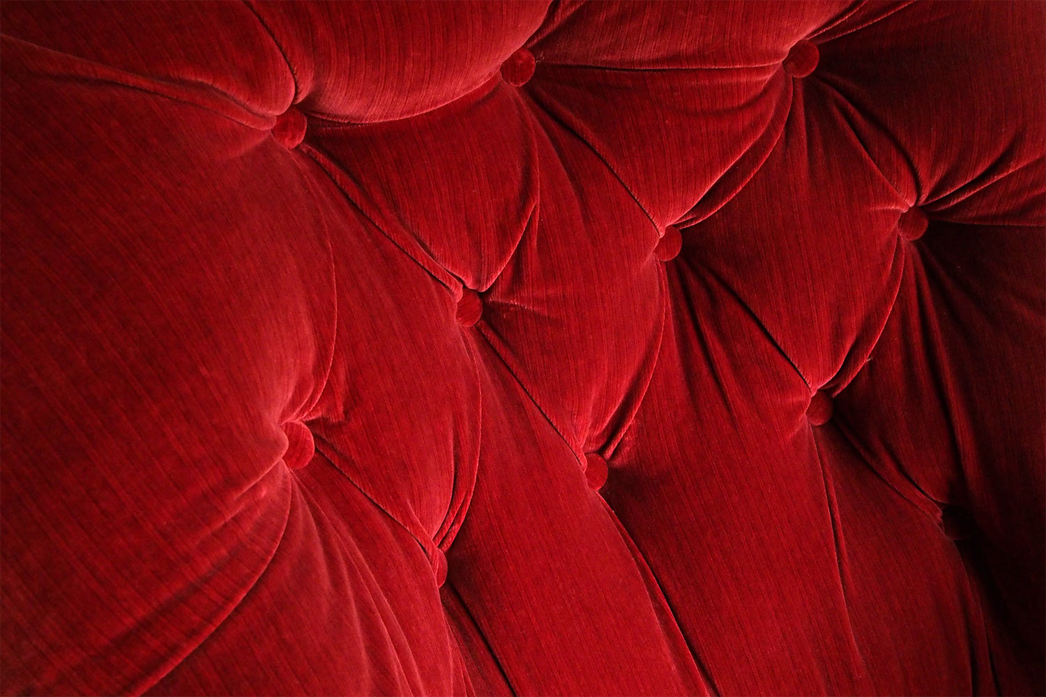 Roter Polstersessel in Captain Tommy's Schlafzimmer . Lanhydrock House . Cornwall . Südengland (Foto: Andreas Kuhrt 2016)