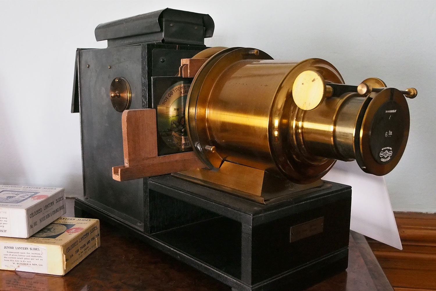 Projektor im Jungenzimmer . Lanhydrock House . Cornwall . Südengland (Foto: Andreas Kuhrt 2016)