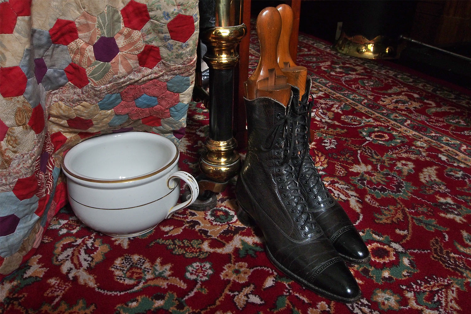 Nachttopf und Schuhe im Kindermädchen-Zimmer . Lanhydrock House . Cornwall . Südengland (Foto: Andreas Kuhrt 2016)