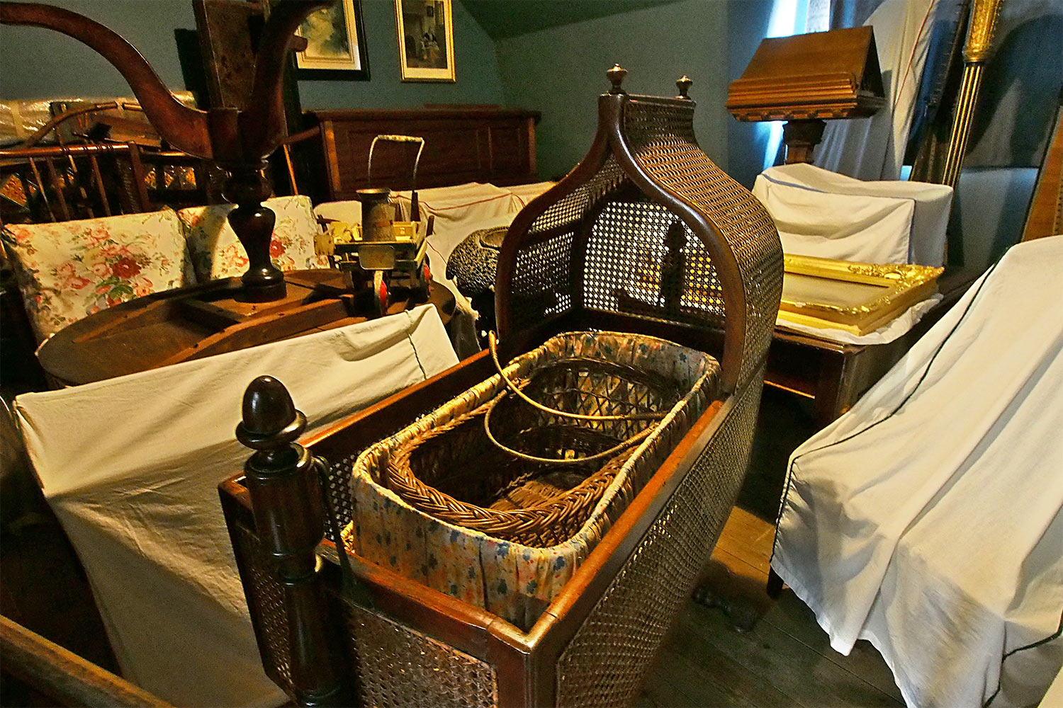 Kinderwiege in der Abstellkammer . Lanhydrock House . Cornwall . Südengland (Foto: Andreas Kuhrt 2016)