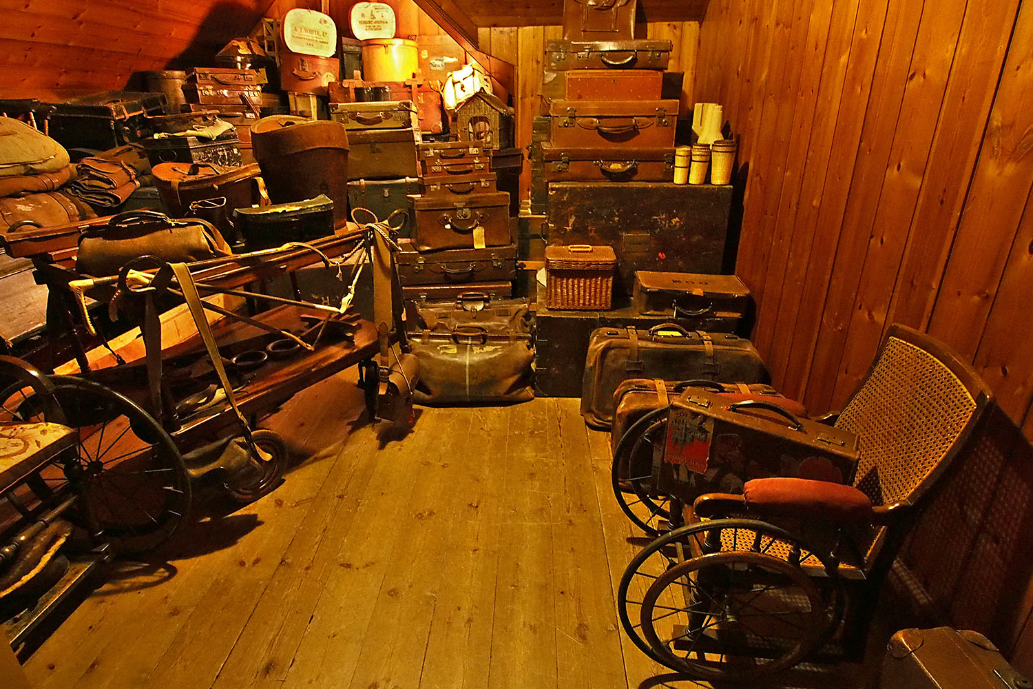 Koffer in der Abstellkammer . Lanhydrock House . Cornwall . Südengland (Foto: Andreas Kuhrt 2016)