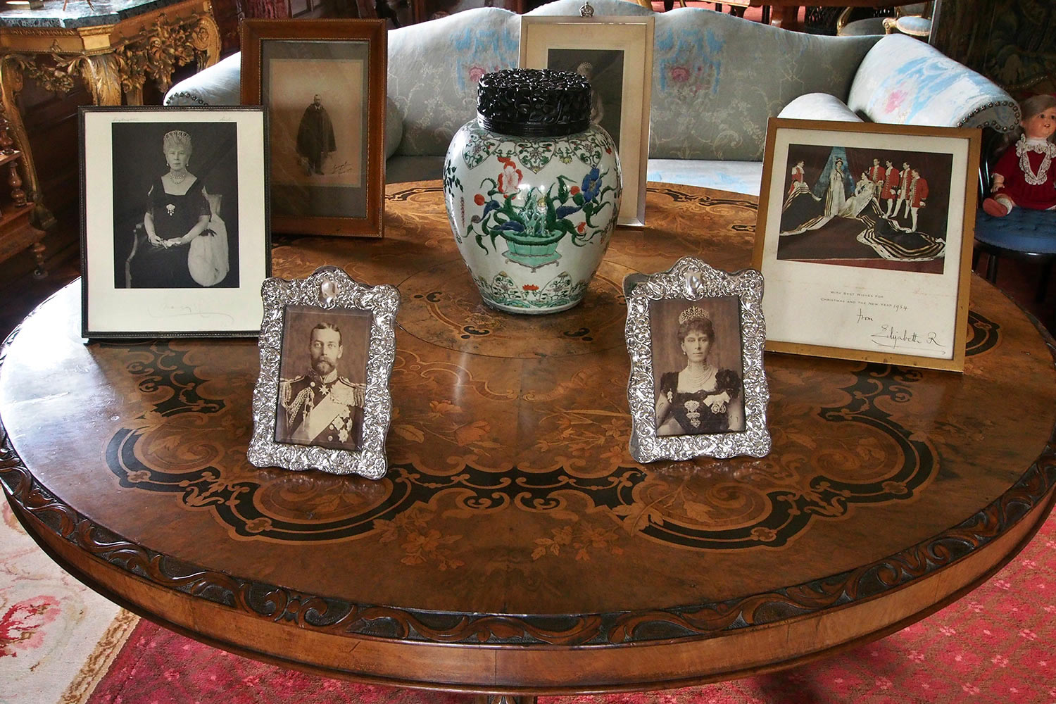 Familienfotos im Salon . Lanhydrock House . Cornwall . Südengland (Foto: Andreas Kuhrt 2016)