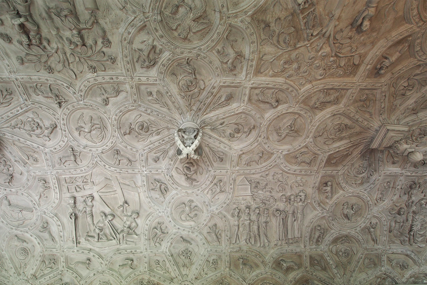Stuckdecke aus dem 17. Jh. mit biblischen Motiven in der Galerie . Lanhydrock House . Cornwall . Südengland (Foto: Andreas Kuhrt 2016)