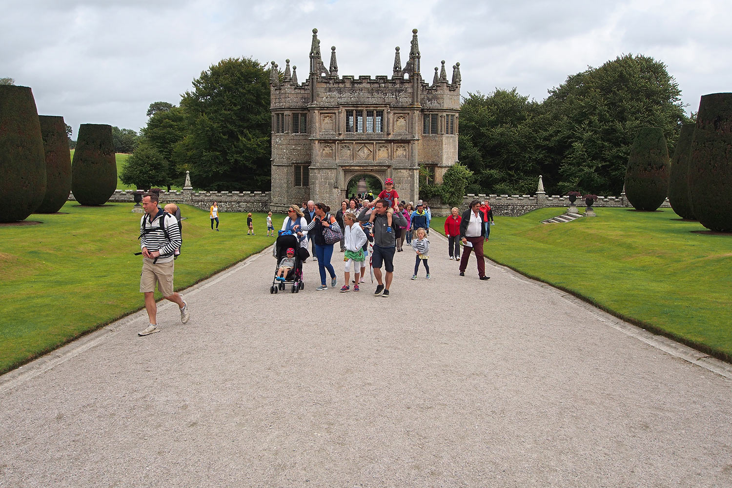 Weg vom Torhaus . Lanhydrock House . Cornwall . Südengland (Foto: Andreas Kuhrt 2016)