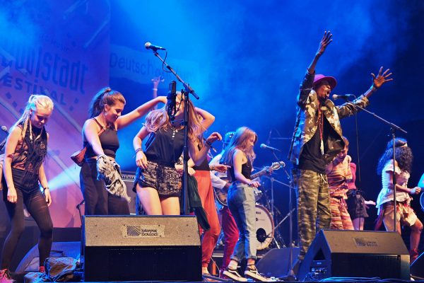 Tanzmäuse bei Jupiter & Okwess (Kongo) . Rudolstadt-Festival 2017 (Foto: Andreas Kuhrt)