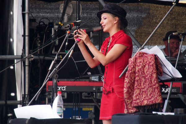 Sommernachtspoeten: Cynthia Nickschas . Rudolstadt-Festival 2017 (Foto: Andreas Kuhrt)