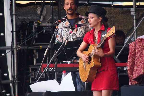 Sommernachtspoeten: Michel Glucharen & Cynthia Nickschas . Rudolstadt-Festival 2017 (Foto: Andreas Kuhrt)