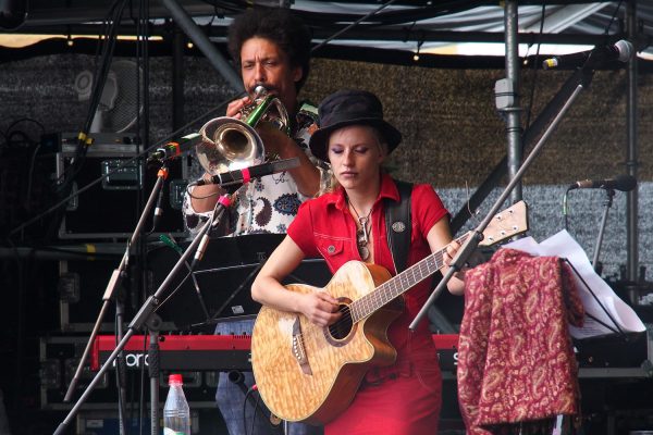 Sommernachtspoeten: Michel Glucharen & Cynthia Nickschas . Rudolstadt-Festival 2017 (Foto: Andreas Kuhrt)