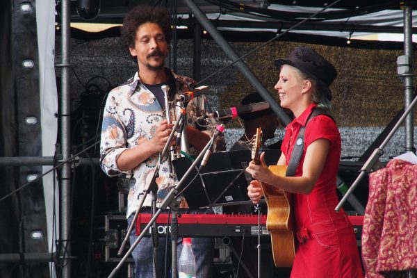 Sommernachtspoeten: Michel Glucharen & Cynthia Nickschas . Rudolstadt-Festival 2017 (Foto: Andreas Kuhrt)