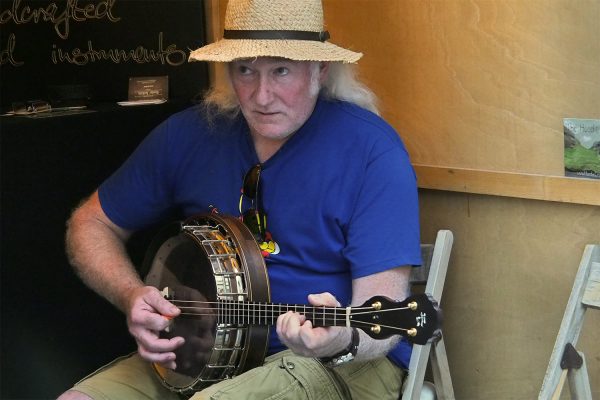 Musikinstrumente Mangelgasse: Banjo-Spieler (Hans Eckert Gitarrenbau) . Rudolstadt-Festival 2017 (Foto: Andreas Kuhrt)