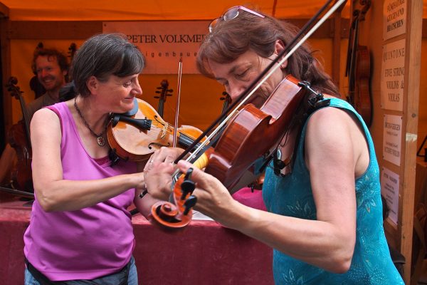 Musikinstrumente Mangelgasse: Geigen-Probe (Peter Volkmer Geigenbau) . Rudolstadt-Festival 2017 (Foto: Andreas Kuhrt)