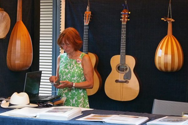 Musikinstrumente Mangelgasse: Matthias Wagner Gitarren . Rudolstadt-Festival 2017 (Foto: Andreas Kuhrt)