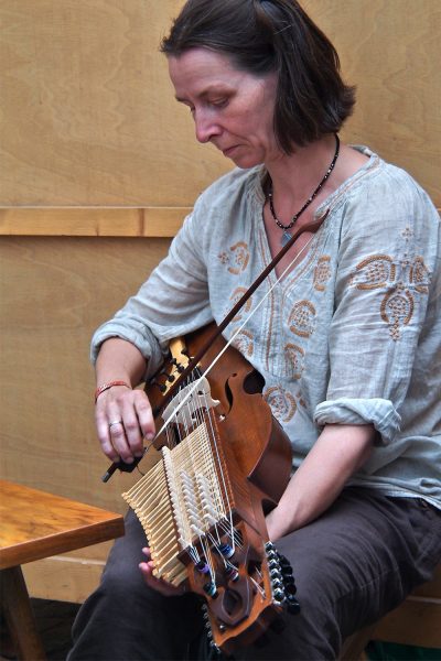 Musikinstrumente Mangelgasse: Nyckelharpa-Probe (Nyckelharpabau Johanna Isselstein) . Rudolstadt-Festival 2017 (Foto: Andreas Kuhrt)