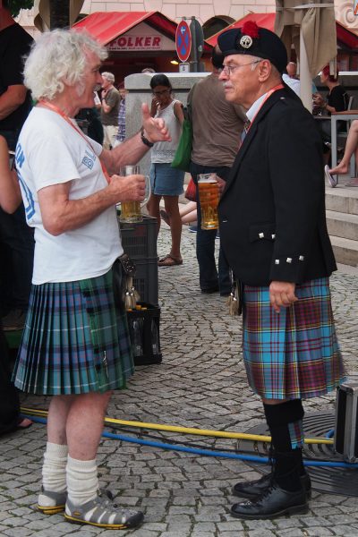 Marktplatz: 2 Schotten im Kilt . Rudolstadt-Festival 2017 (Foto: Andreas Kuhrt)