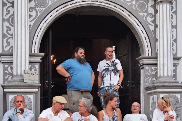 Warten vor der Stadtkirche . Rudolstadt-Festival 2017 (Foto: Andreas Kuhrt)